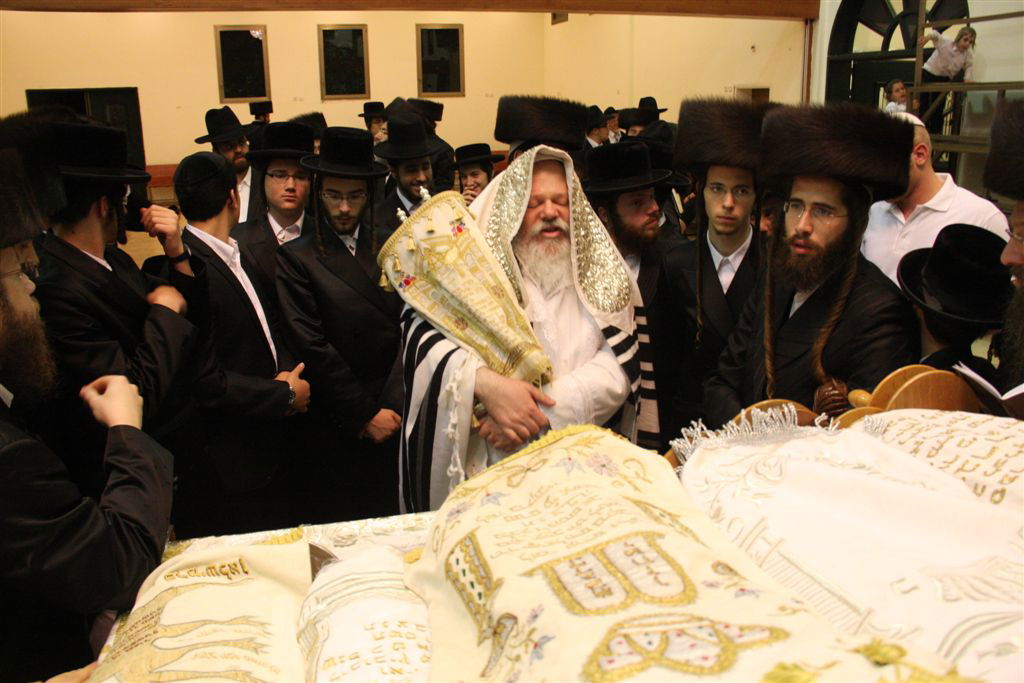 תיעוד ●  הקפות שניות בחצרות החסידים