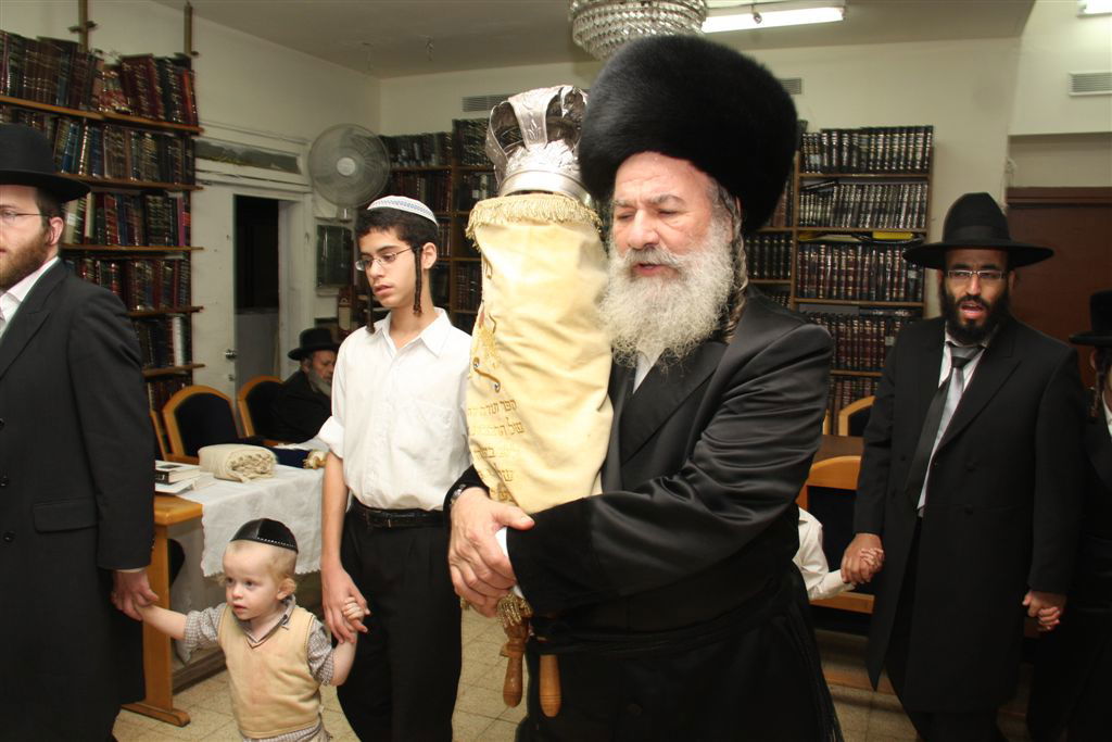 תיעוד ●  הקפות שניות בחצרות החסידים