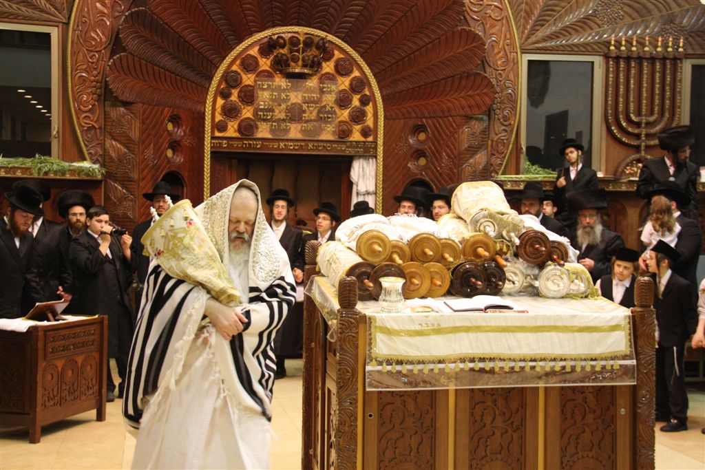 תיעוד ●  הקפות שניות בחצרות החסידים