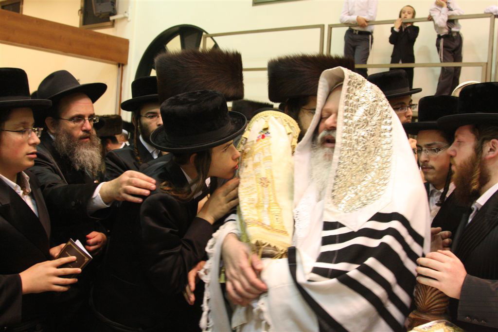 תיעוד ●  הקפות שניות בחצרות החסידים