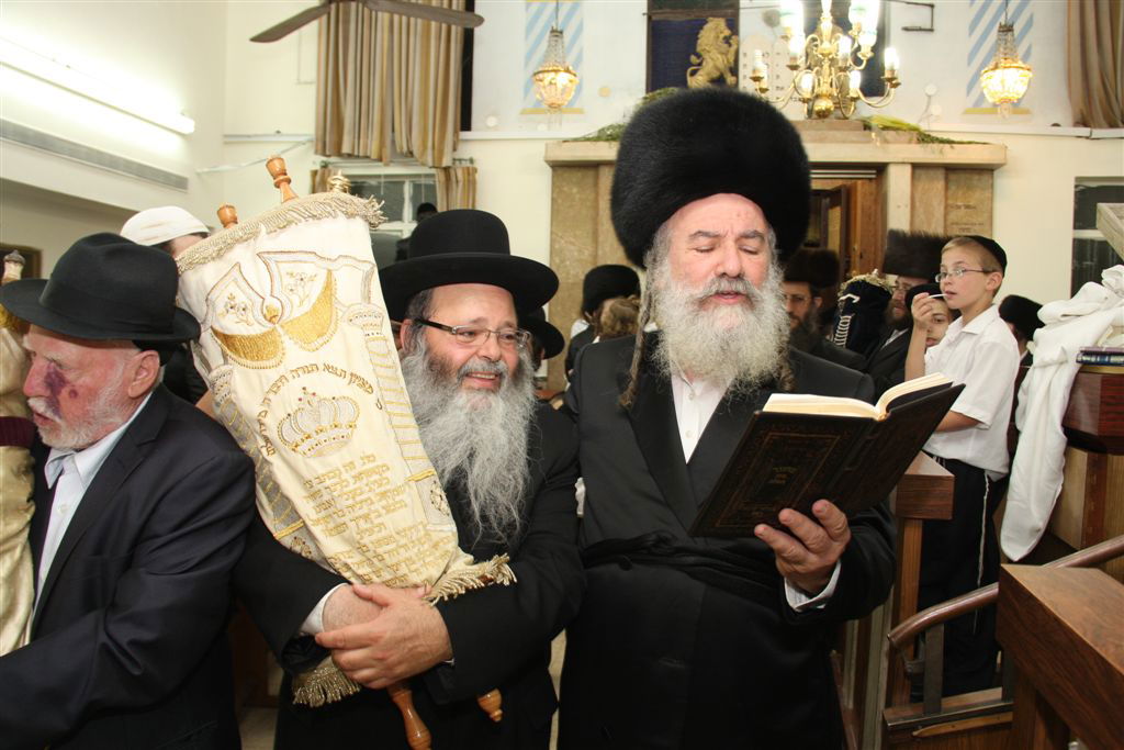 תיעוד ●  הקפות שניות בחצרות החסידים