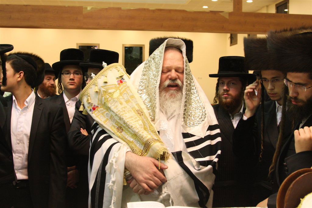 תיעוד ●  הקפות שניות בחצרות החסידים