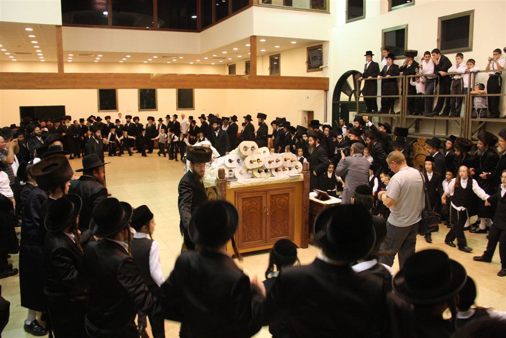 תיעוד ●  הקפות שניות בחצרות החסידים