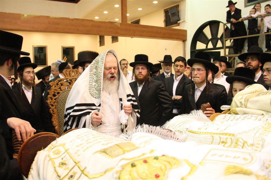 תיעוד ●  הקפות שניות בחצרות החסידים