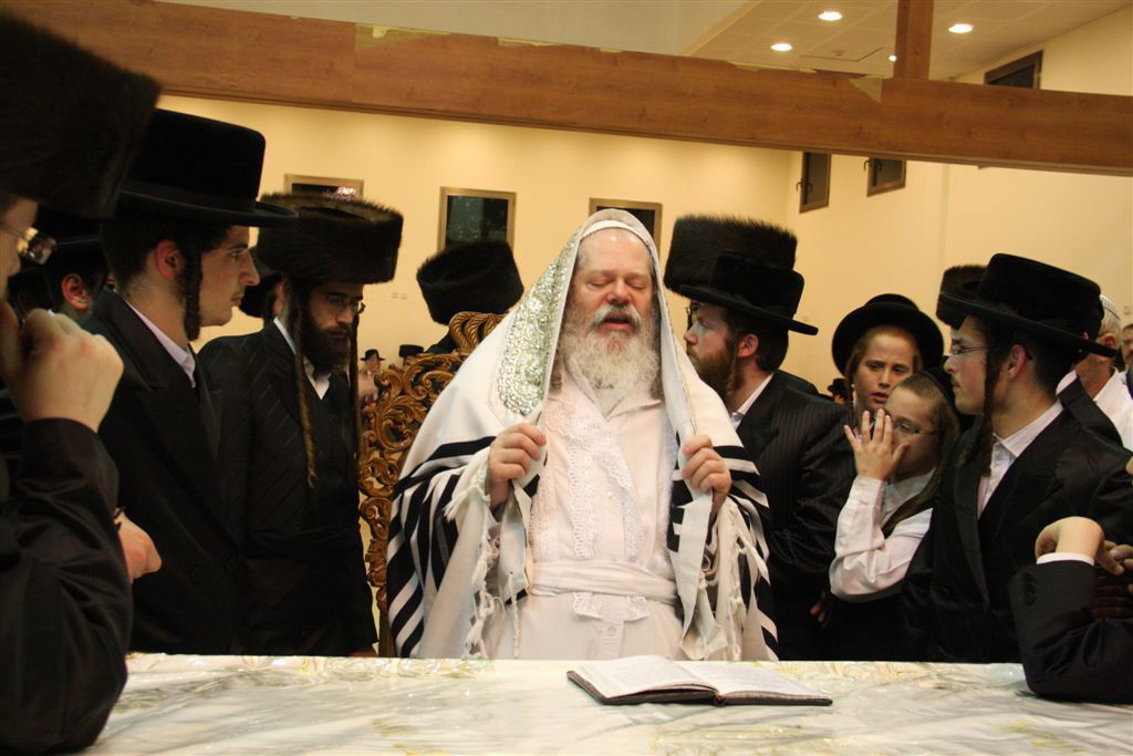 תיעוד ●  הקפות שניות בחצרות החסידים