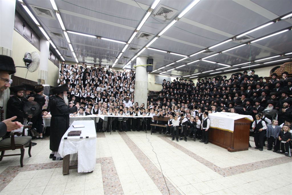 תיעוד ●  הקפות שניות בחצרות החסידים