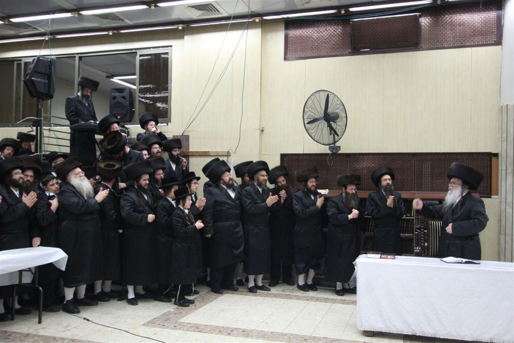 תיעוד ●  הקפות שניות בחצרות החסידים