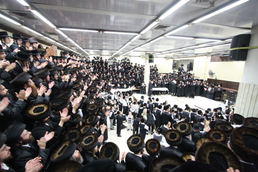 תיעוד ●  הקפות שניות בחצרות החסידים