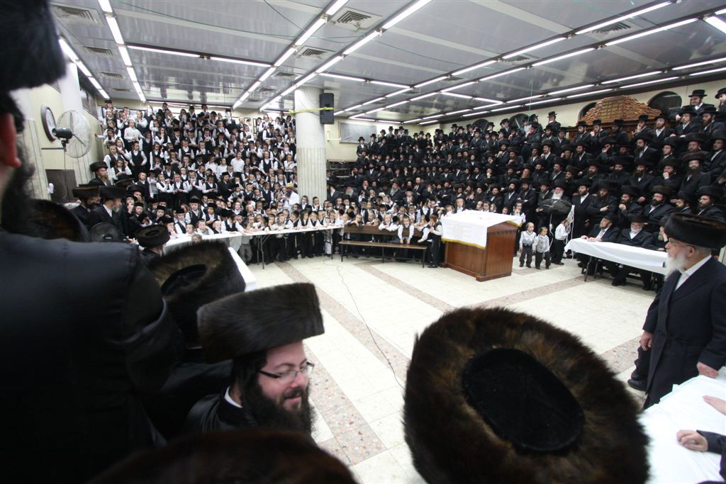 תיעוד ●  הקפות שניות בחצרות החסידים