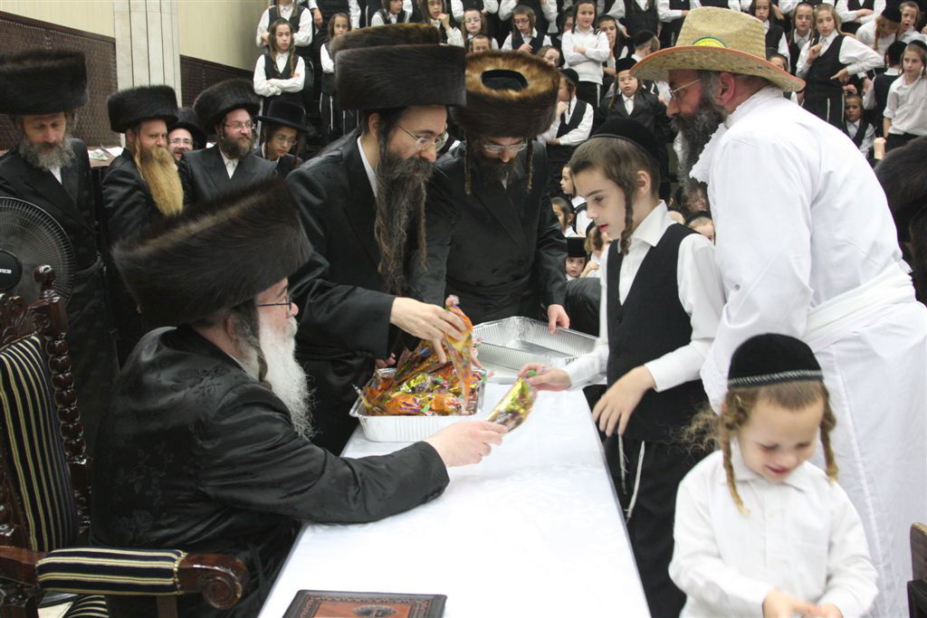 תיעוד ●  הקפות שניות בחצרות החסידים