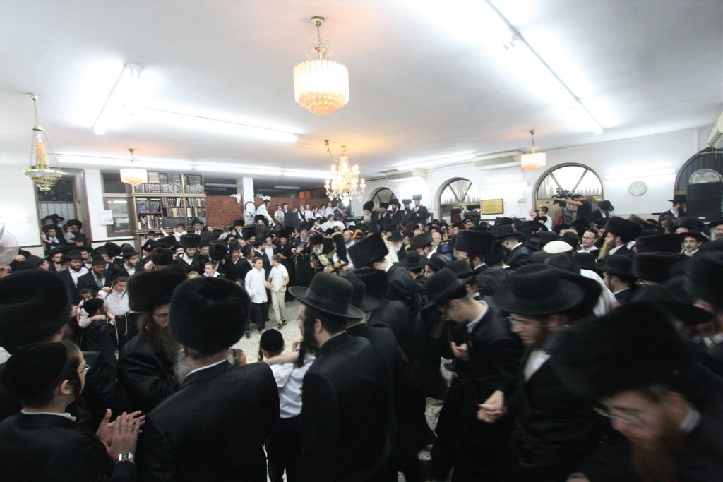 תיעוד ●  הקפות שניות בחצרות החסידים