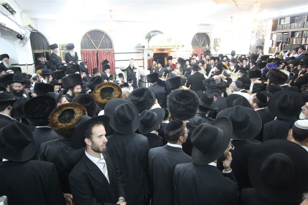 תיעוד ●  הקפות שניות בחצרות החסידים