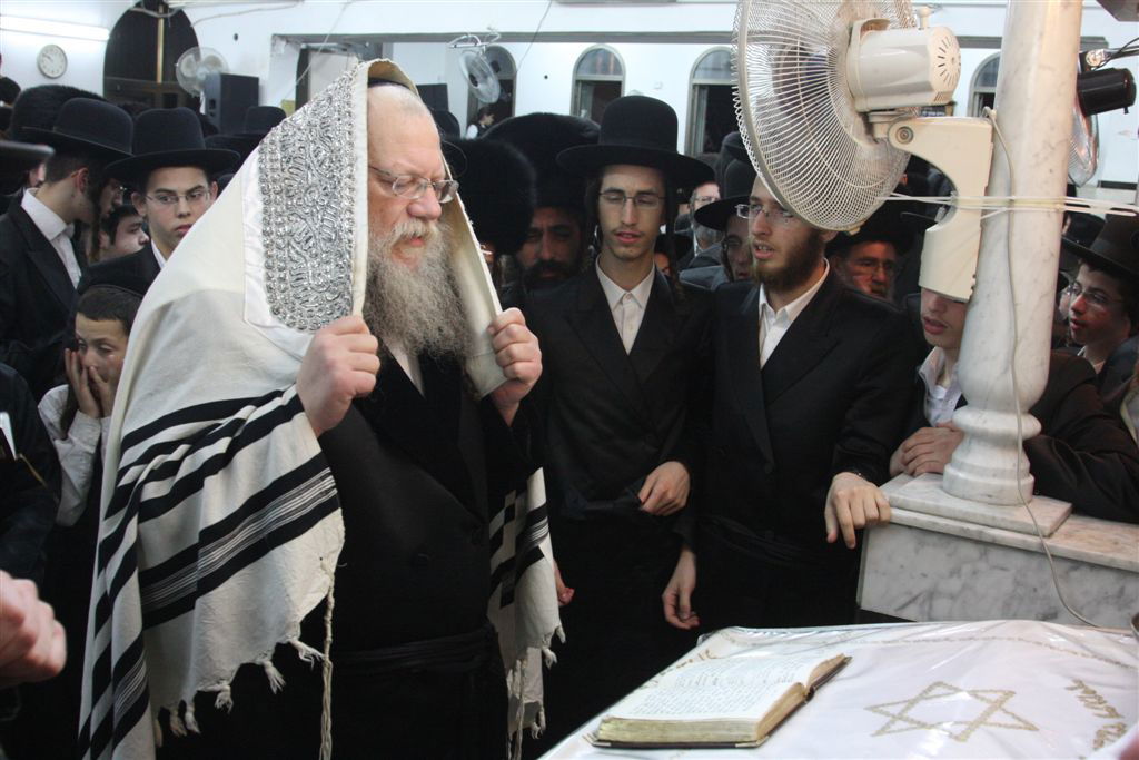 תיעוד ●  הקפות שניות בחצרות החסידים