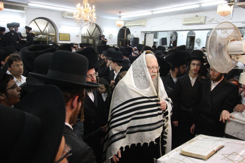 תיעוד ●  הקפות שניות בחצרות החסידים