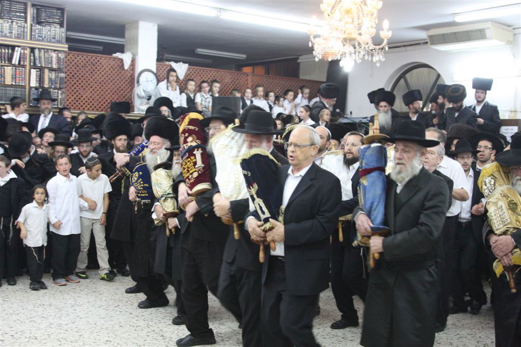 תיעוד ●  הקפות שניות בחצרות החסידים