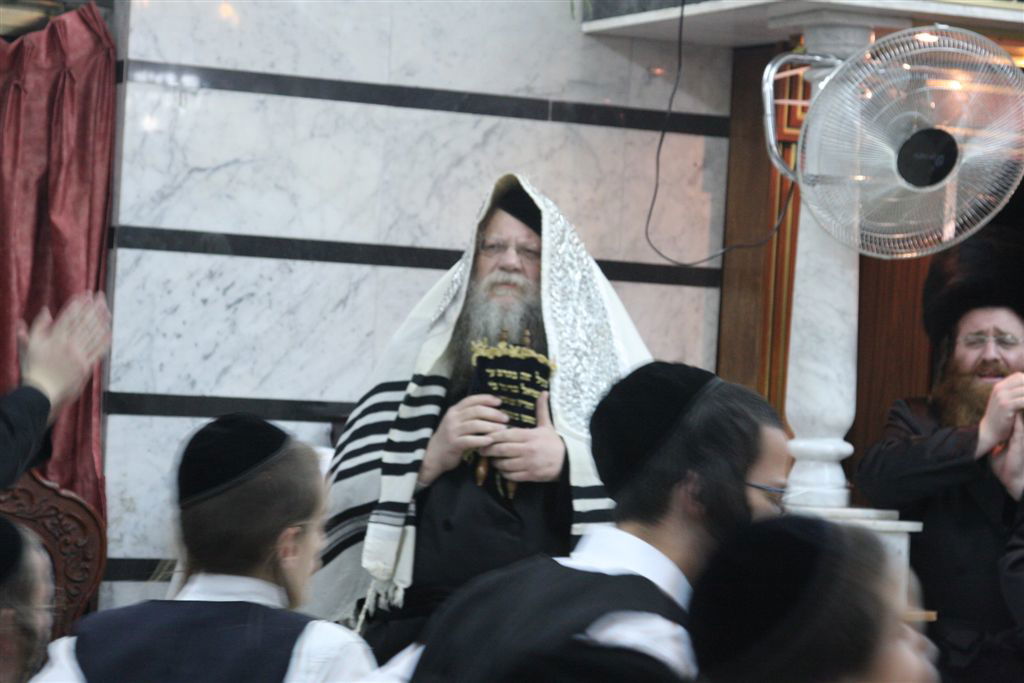 תיעוד ●  הקפות שניות בחצרות החסידים