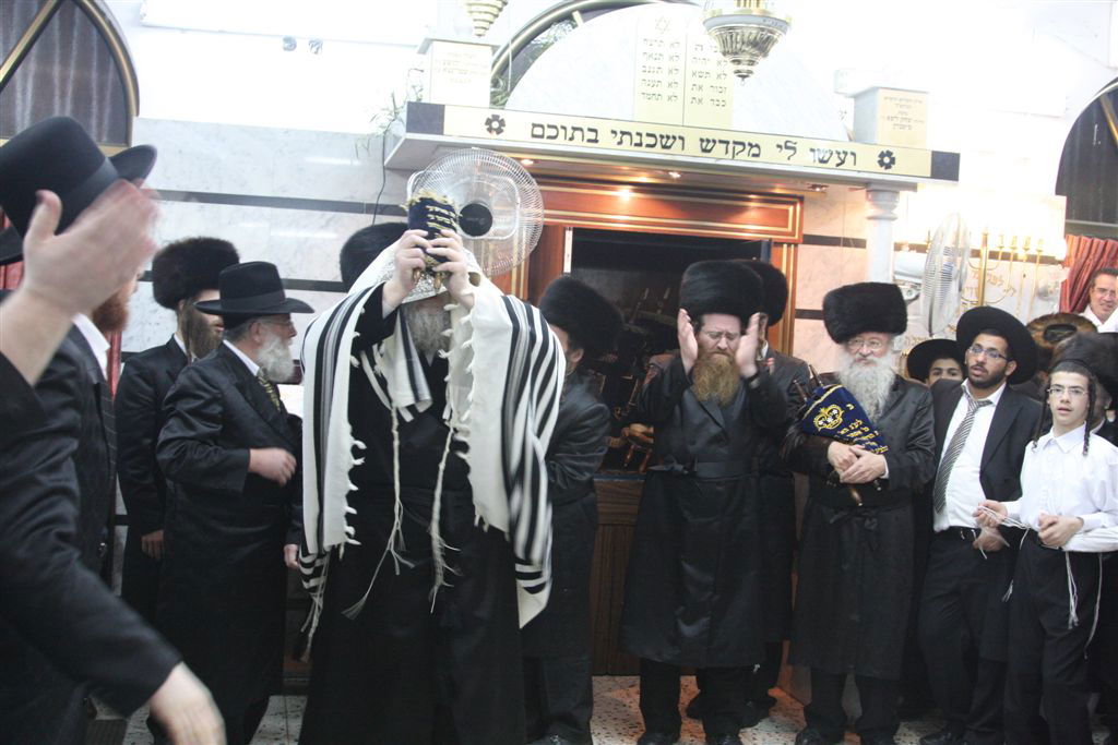 תיעוד ●  הקפות שניות בחצרות החסידים