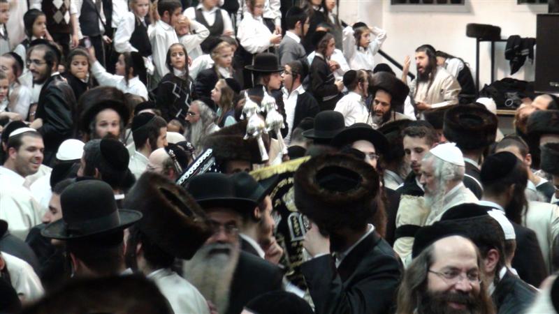 לא מפסיקים לרקוד: השמחה ב'שובו בנים'