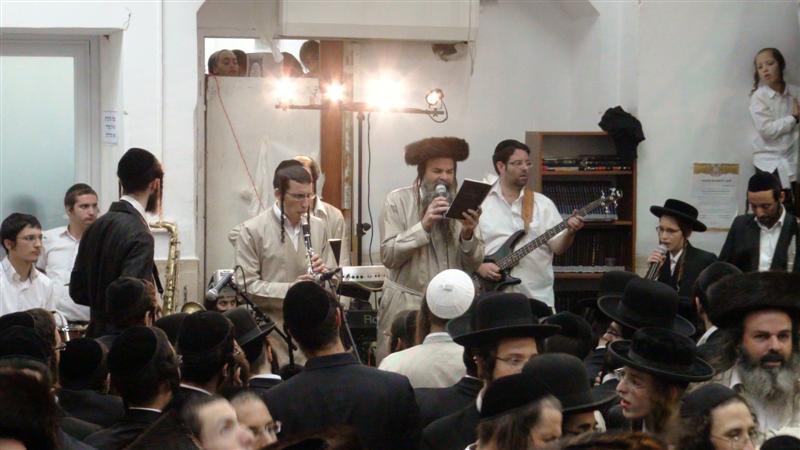 לא מפסיקים לרקוד: השמחה ב'שובו בנים'