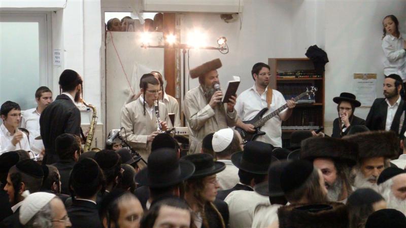 לא מפסיקים לרקוד: השמחה ב'שובו בנים'