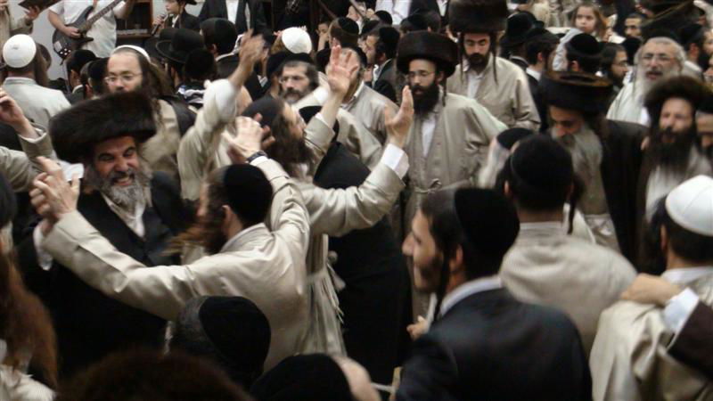 לא מפסיקים לרקוד: השמחה ב'שובו בנים'