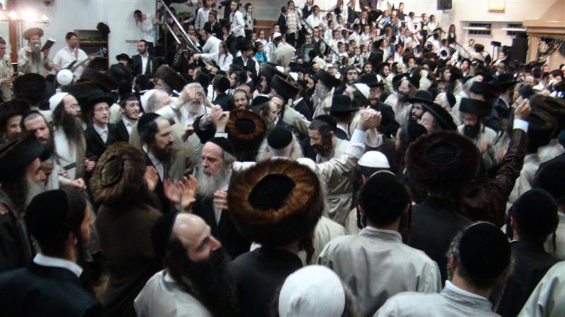 לא מפסיקים לרקוד: השמחה ב'שובו בנים'