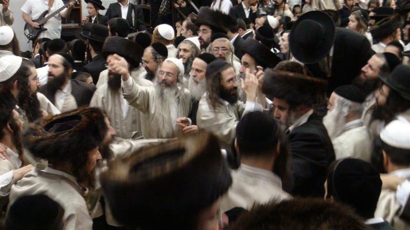 לא מפסיקים לרקוד: השמחה ב'שובו בנים'