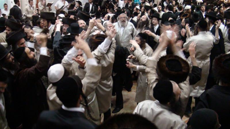 לא מפסיקים לרקוד: השמחה ב'שובו בנים'