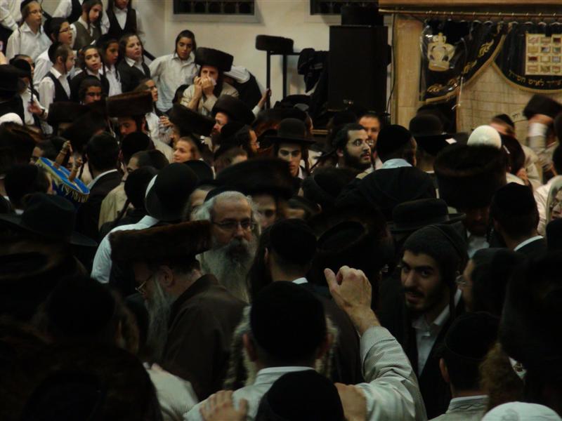 לא מפסיקים לרקוד: השמחה ב'שובו בנים'