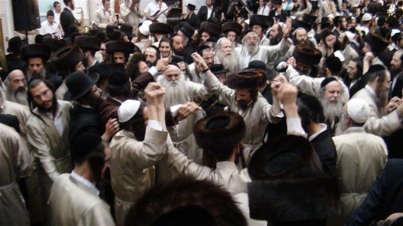 לא מפסיקים לרקוד: השמחה ב'שובו בנים'