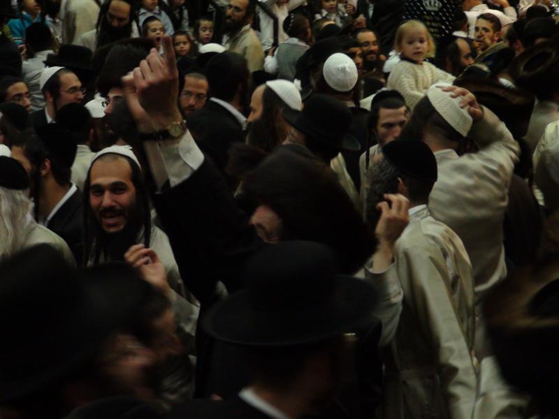 לא מפסיקים לרקוד: השמחה ב'שובו בנים'