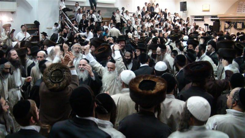 לא מפסיקים לרקוד: השמחה ב'שובו בנים'