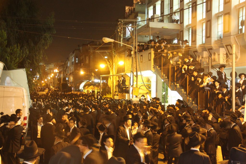 תיעוד: גדולי הדור מספידים את הרבנית קנייבסקי ע"ה