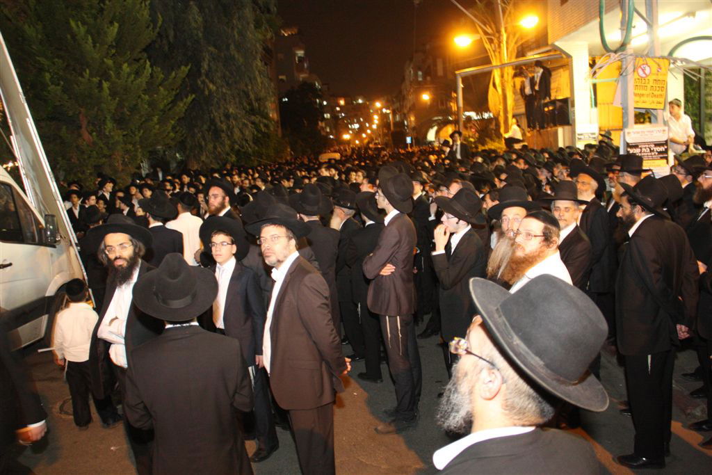 תיעוד: גדולי הדור מספידים את הרבנית קנייבסקי ע"ה