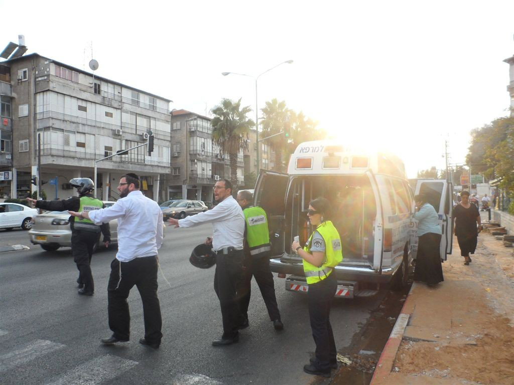 תאונה בבני-ברק: אמבולנס ואוטובוס התנגשו