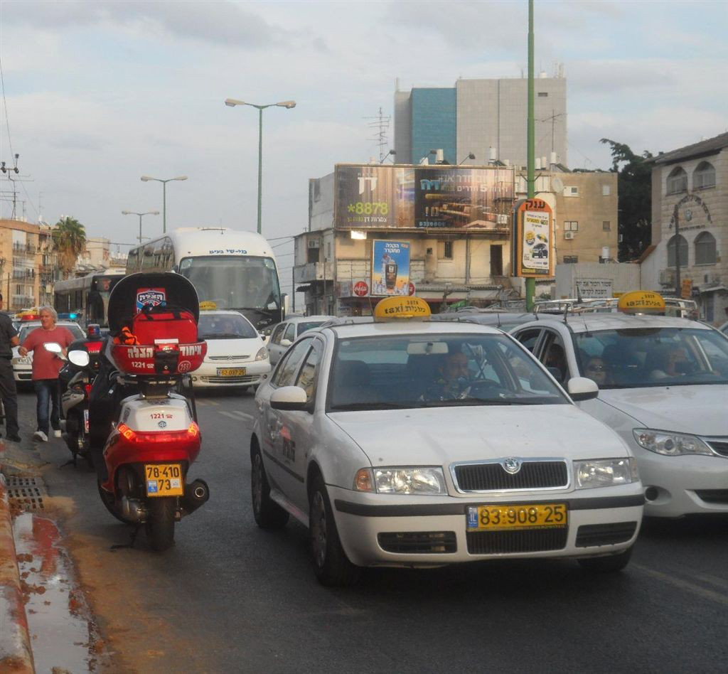 תאונה בבני-ברק: אמבולנס ואוטובוס התנגשו