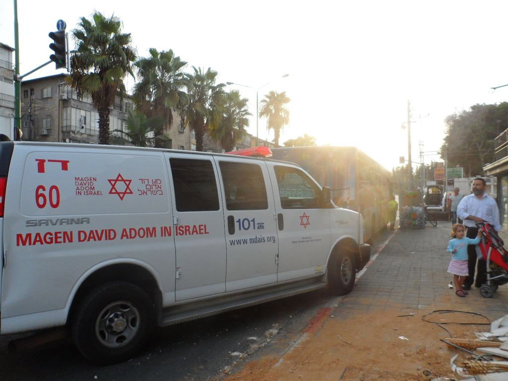 תאונה בבני-ברק: אמבולנס ואוטובוס התנגשו