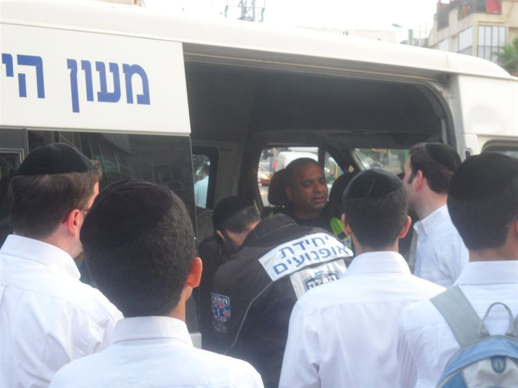 תאונה בבני-ברק: אמבולנס ואוטובוס התנגשו