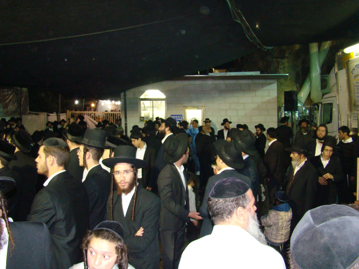 תחת אבטחת שיא: אלפים נוהרים לקבר שמעון הצדיק