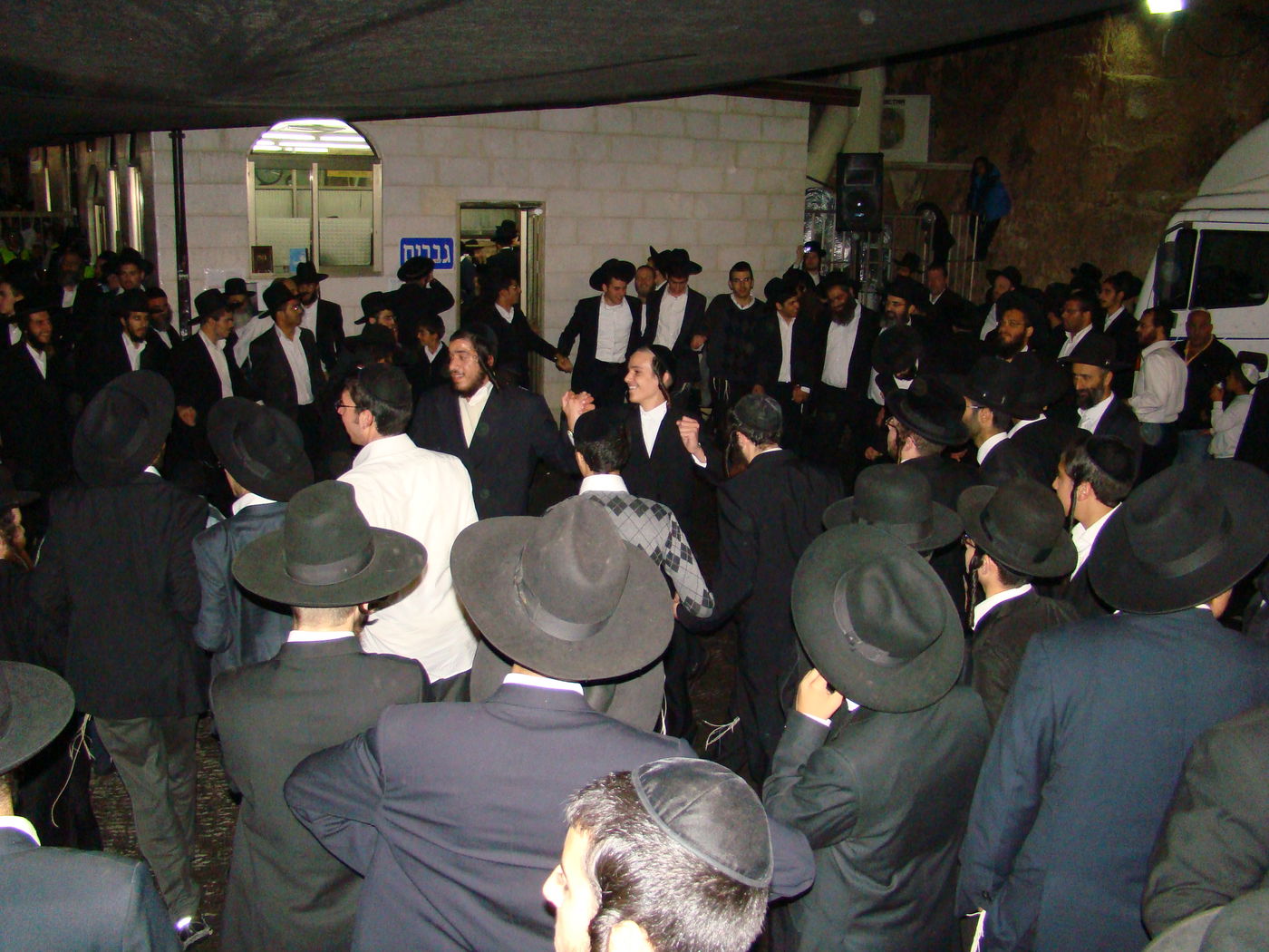 תחת אבטחת שיא: אלפים נוהרים לקבר שמעון הצדיק