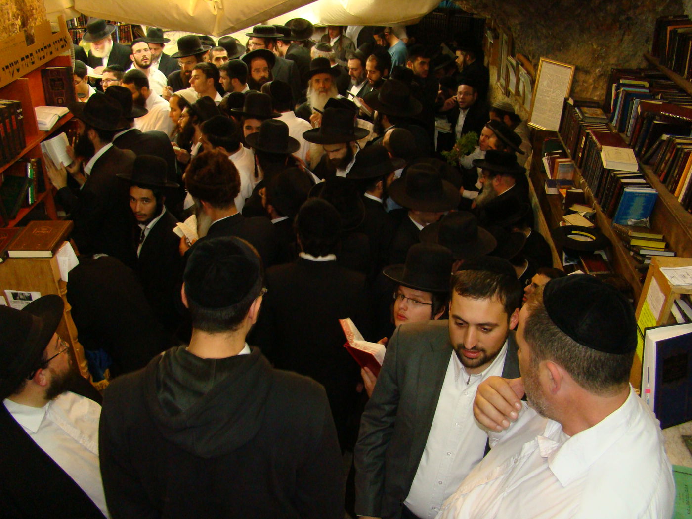 תחת אבטחת שיא: אלפים נוהרים לקבר שמעון הצדיק