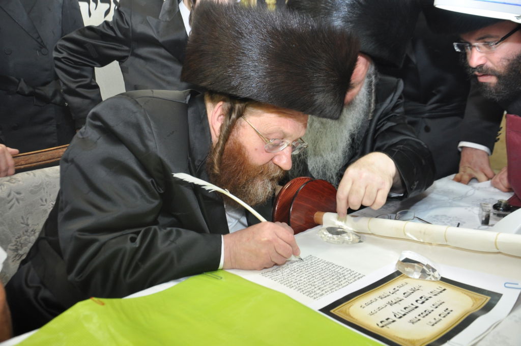 המונים בהכנסת ספר תורה לע"נ הבחור אליהו אברמן ז"ל