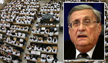 השופט טירקל על רקע היכל ישיבת פוניבז'