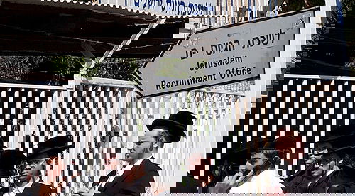 צעירים חרדים בלשכת גיוס