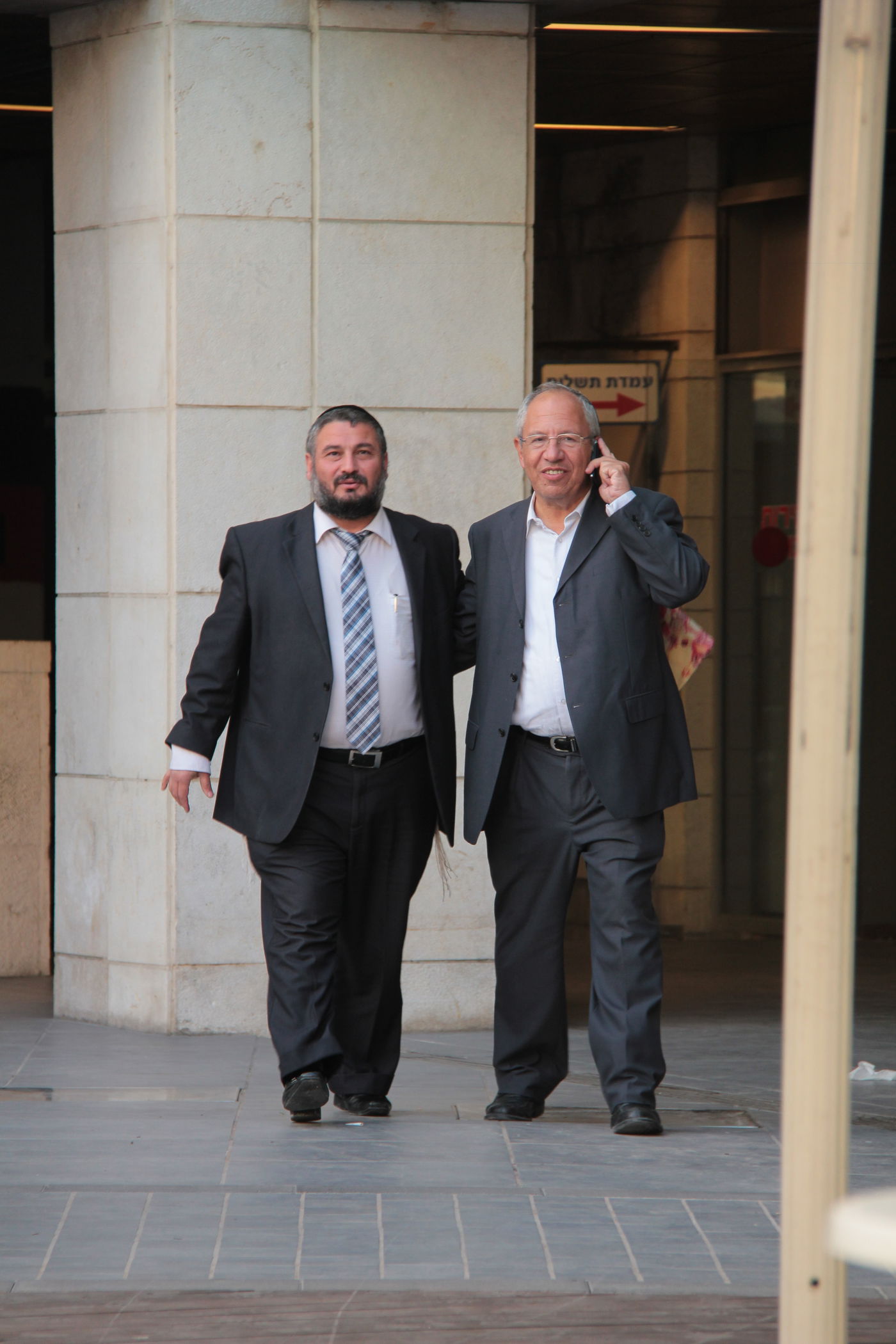 הפתעה: ראש עיריית בית שמש התחבק עם ראש האופוזיציה