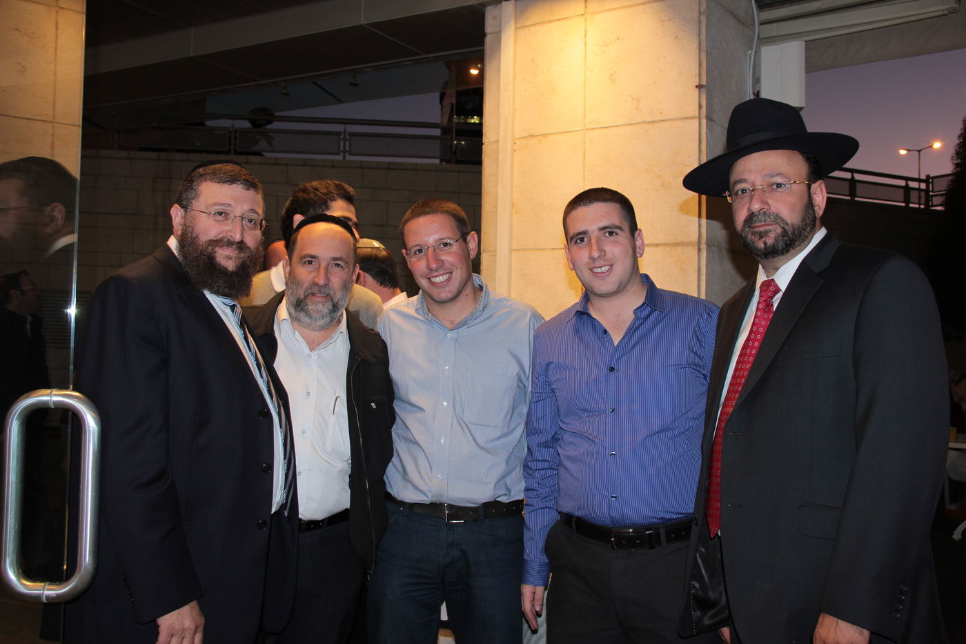 הפתעה: ראש עיריית בית שמש התחבק עם ראש האופוזיציה