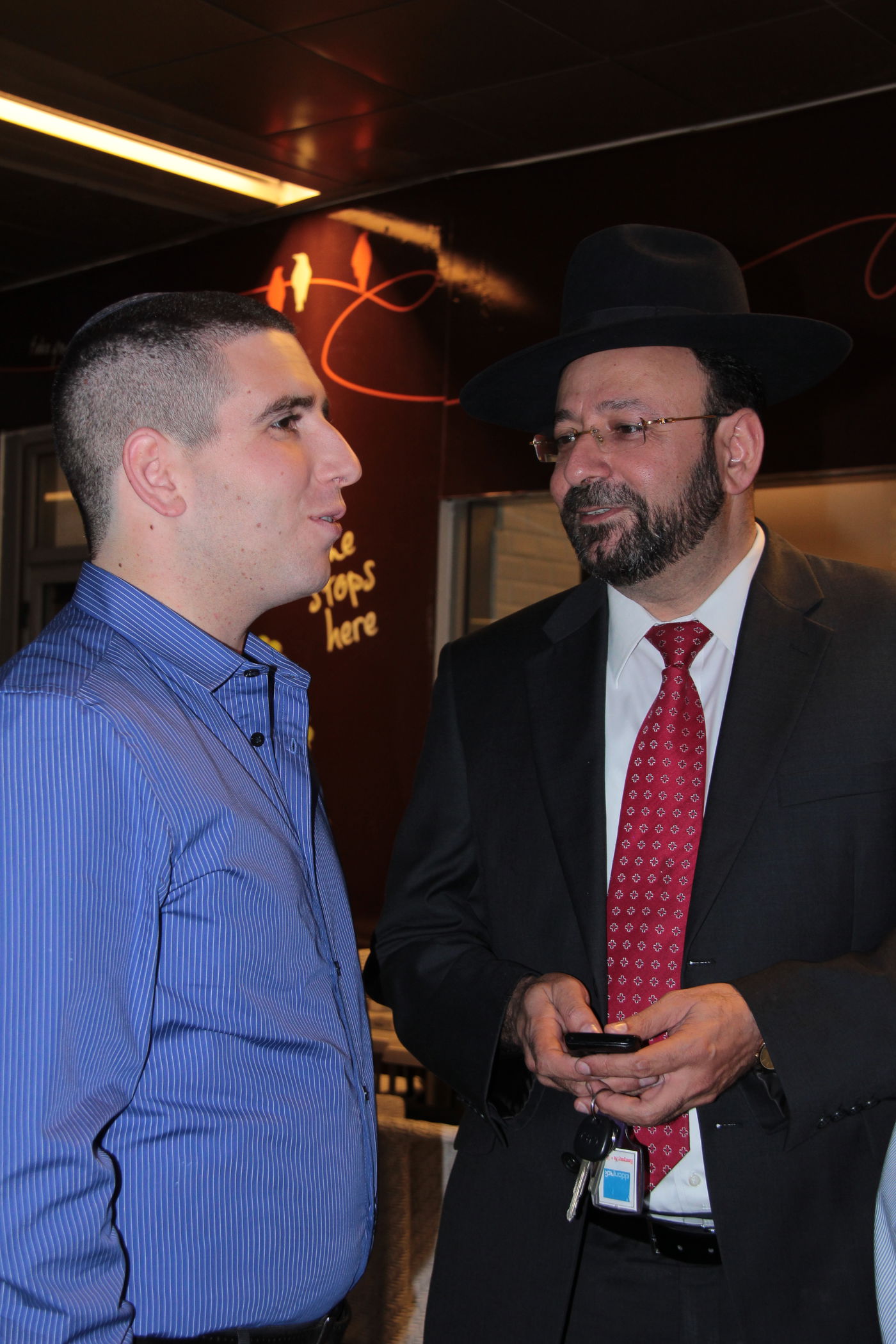 הפתעה: ראש עיריית בית שמש התחבק עם ראש האופוזיציה