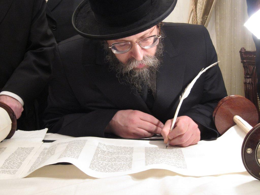 נכתבו בדם: ספר תורה לזכר לייבי קלצקי