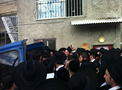 שבעה מספידים, עשרות אלפי אנשים, ומסע לוויה אחד