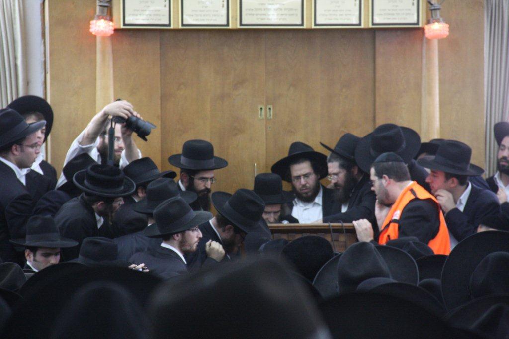 דרכי ציון אבלות: תיעוד ענק ממסע הלווית ראש ישיבת מיר